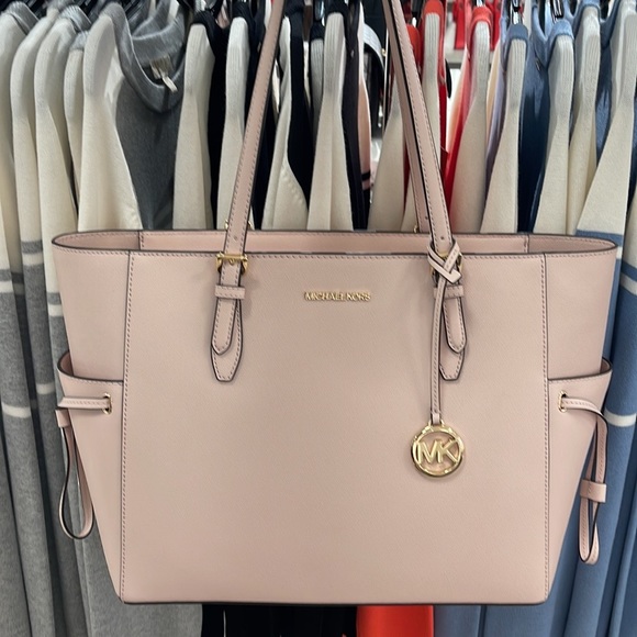 Michael Kors Gilly Large Drawstring Travel Leather Top Zip Tote
Powder Blash - Picture 10 of 16